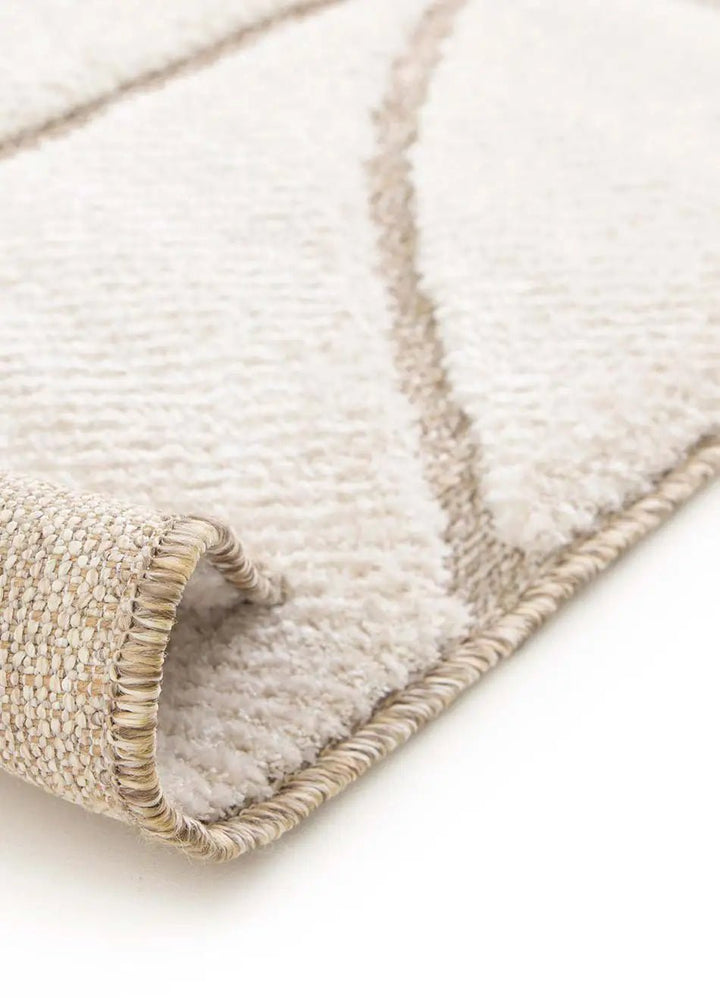 ALFOMBRA DIENA 40406 DE ESTILO ESCANDINAVO CON RELIEVE EN COLOR BLANCO sobre fondo gris de estudio