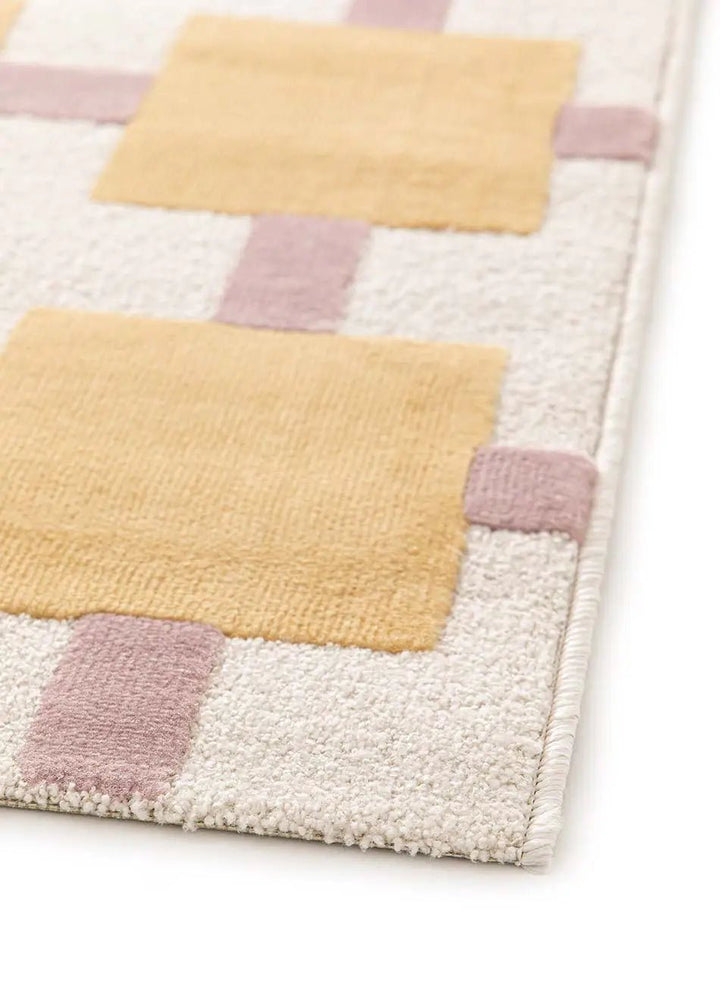 ALFOMBRA FLASHY 25403 DE ESTILO GEOMÉTRICO EN COLOR MOSTAZA Y ROSA en ambiente decorado