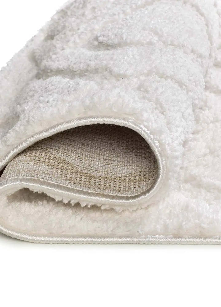 ALFOMBRA JUNO 111 DE ESTILO ESCANDINAVO CON RELIEVE EN COLOR BLANCO - Alfombras - El Workshop-120 x 64 x 1.8 cm