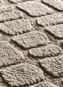 ALFOMBRA JUNO 13 DE ESTILO ESCANDINAVO CON RELIEVE EN COLOR PIEDRA - Alfombras - El Workshop-120 x 64 x 1.8 cm