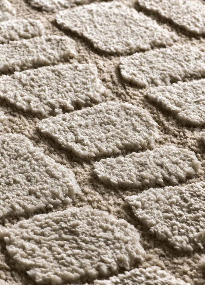 ALFOMBRA JUNO 13 DE ESTILO ESCANDINAVO CON RELIEVE EN COLOR PIEDRA en ambiente decorado (3)