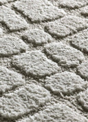 ALFOMBRA JUNO 13 DE ESTILO ESCANDINAVO CON RELIEVE EN COLOR GRIS - Alfombras - El Workshop-120 x 64 x 1.8 cm