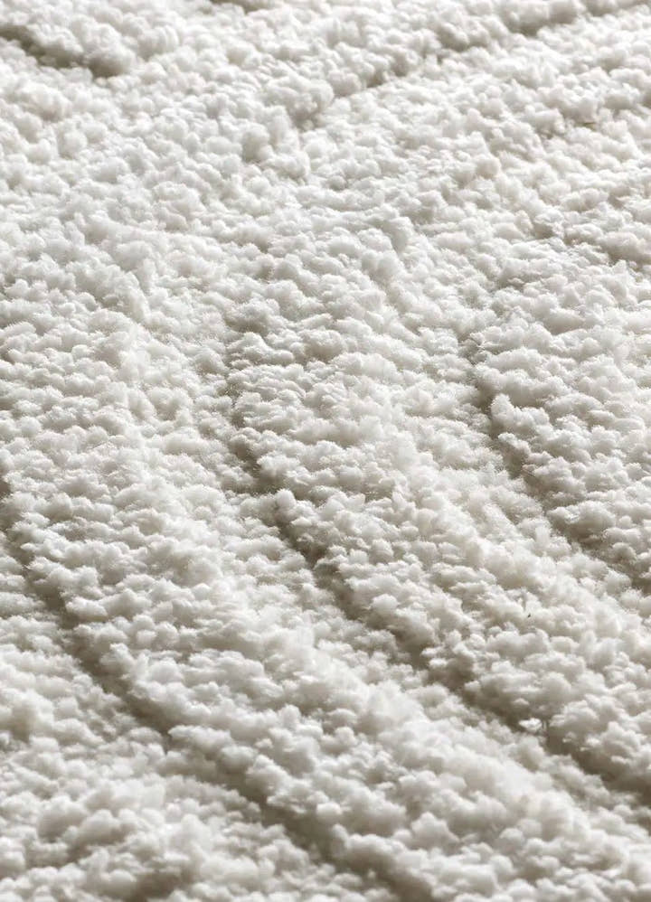 ALFOMBRA JUNO 54406 DE ESTILO GEOMÉTRICO CON RELIEVE EN COLOR BLANCO - Alfombras - El Workshop-120 x 64 x 1.8 cm