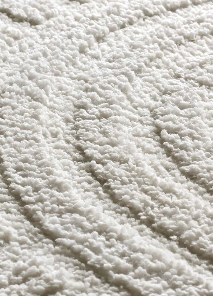 ALFOMBRA JUNO 54406 DE ESTILO GEOMÉTRICO CON RELIEVE EN COLOR BLANCO en ambiente decorado (2)
