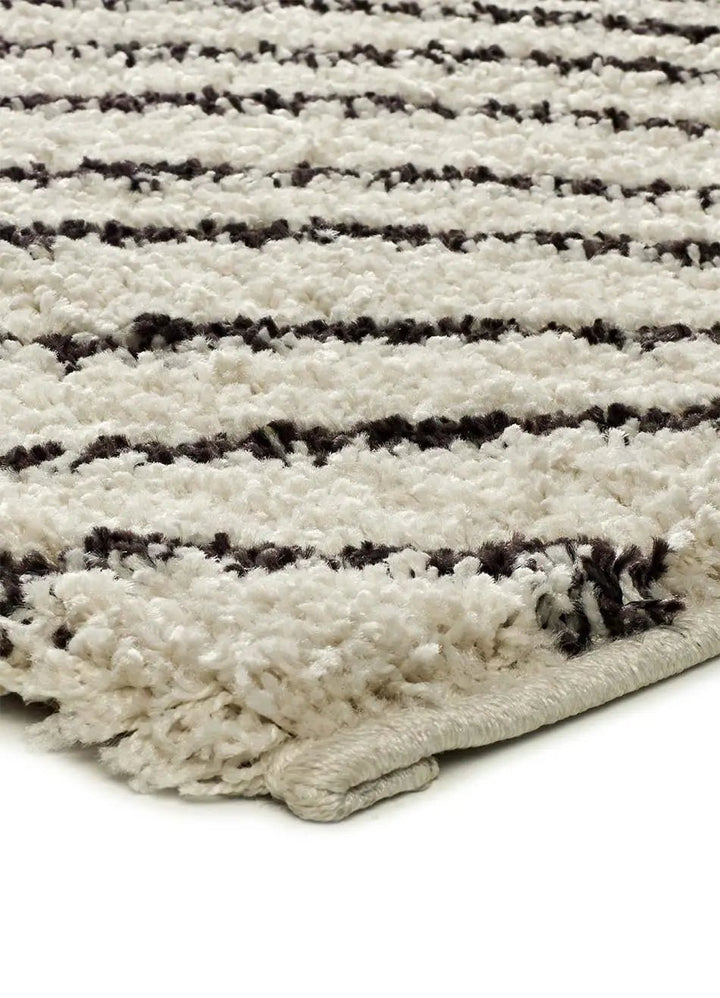 ALFOMBRA LUSH COASTALINA DE ESTILO SHAGGY MODERNO EN COLOR BLANCO en ambiente decorado (3)