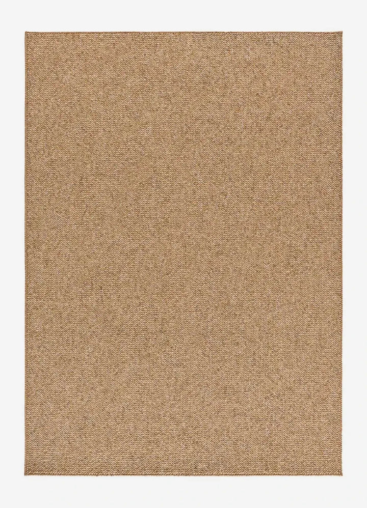 ALFOMBRA PETRA LISO DE ESTILO MINIMALISTA EN COLOR NATURAL, foto de producto sobre fondo gris de estudio