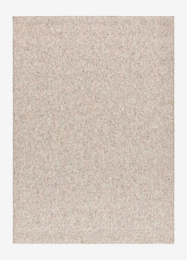 ALFOMBRA PETRA LISO DE ESTILO MINIMALISTA EN COLOR CREMA, foto de producto sobre fondo gris de estudio