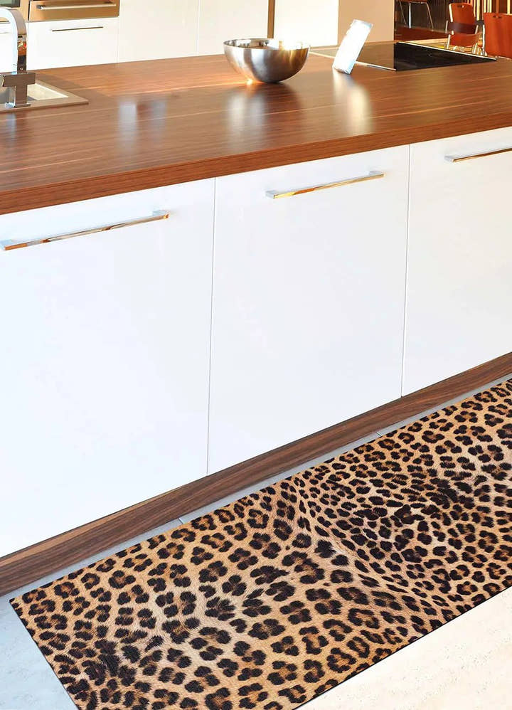 ALFOMBRA DE COCINA RICCI LEOPARDO CON ESTAMPADO ANIMAL EN COLOR AMARILLO - Alfombras - El Workshop-100 x 52 x 0.3 cm