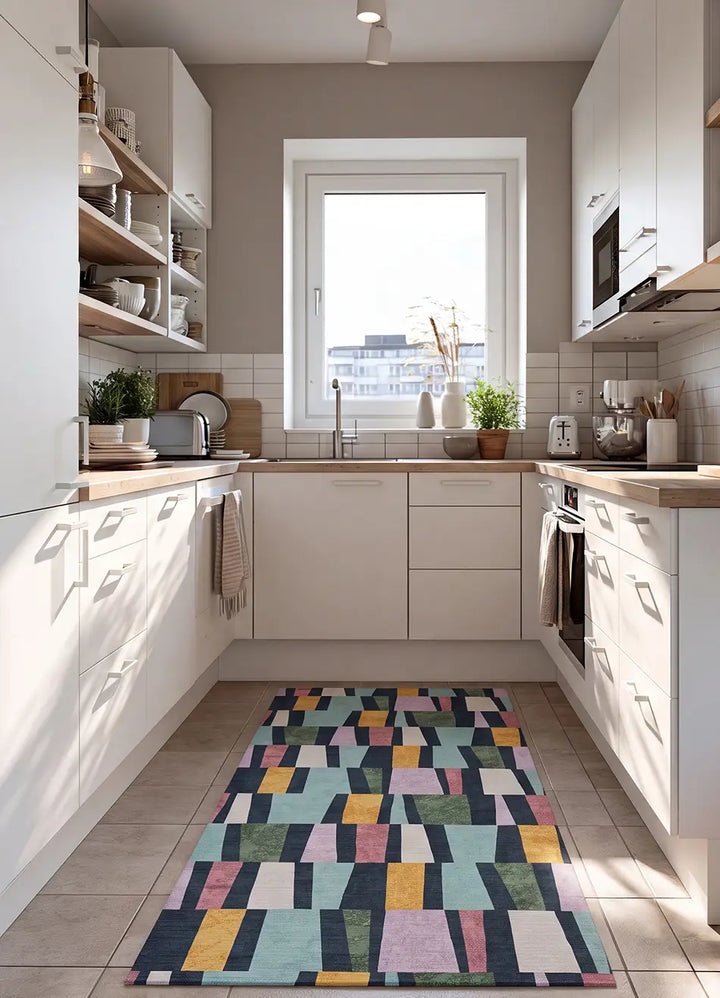 Alfombra de cocina Ricci Loop con estampado geométrico en multicolor en ambiente decorado