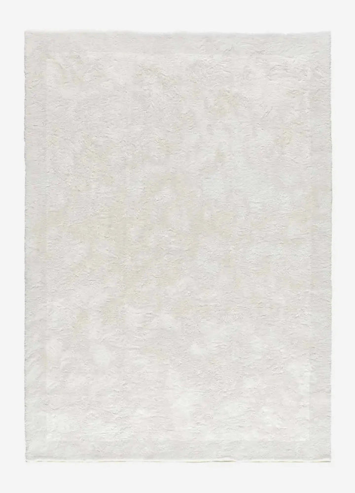 ALFOMBRA ROMA LISO DE ESTILO SHAGGY EN COLOR BLANCO, foto de producto sobre fondo gris de estudio
