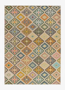 Alfombra Serak 1049 de estilo étnico en multicolor sobre fondo gris de estudio