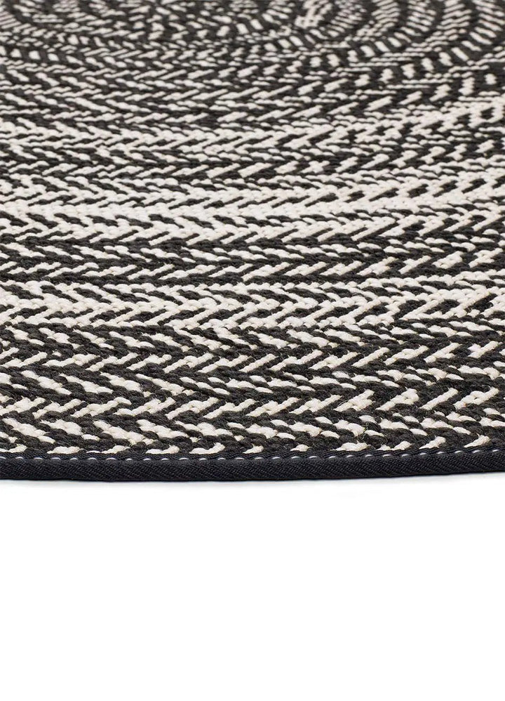 ALFOMBRA SILVANA 48837 DE ESTILO GEOMÉTRICO EN COLOR NEGRO en ambiente decorado (2)