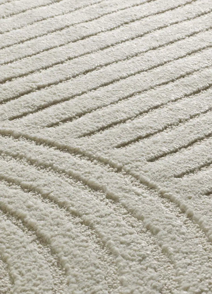 ALFOMBRA VERONA 2293 DE ESTILO GEOMÉTRICO CON RELIEVE EN COLOR CREMA en ambiente decorado (3)