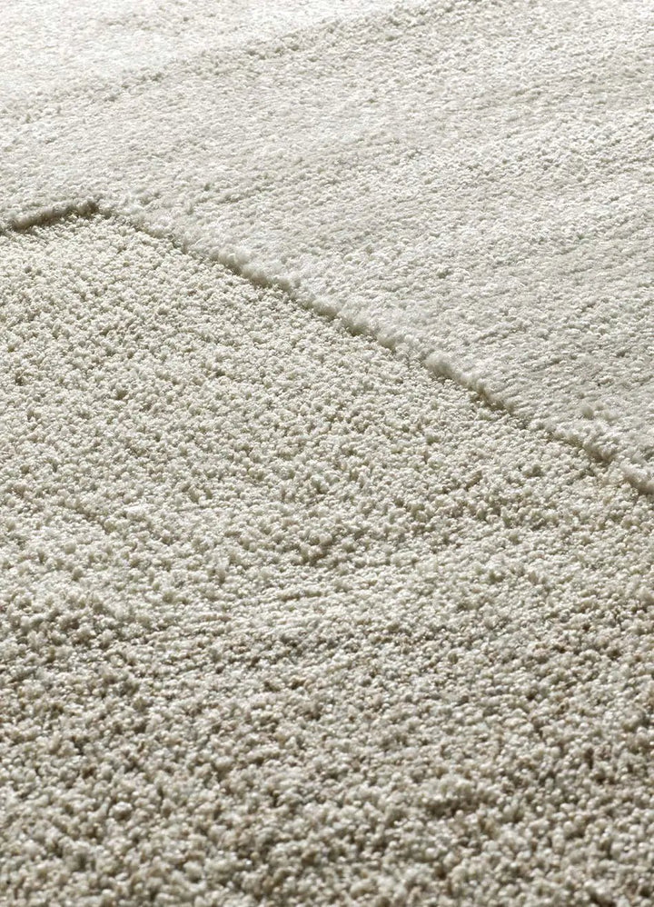 ALFOMBRA VERONA 2294 DE ESTILO GEOMÉTRICO CON RELIEVE EN COLOR CREMA en ambiente decorado (3)