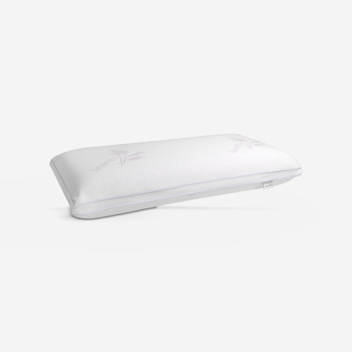 Almohada viscoelástica y perfume lavanda sobre fondo gris de estudio