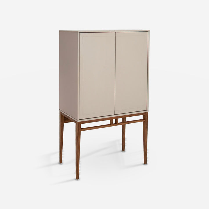 Aparador alto madera beige y nogal sobre fondo gris de estudio