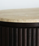 APARADOR VERONA en madera oscura y mármol sintético, de líneas depuradas con textura acanalada