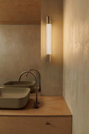 aplique de pared cuadrado de acero y metacrilato negro mate, ambiente