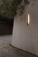 aplique de pared de exterior cuadrado de aluminio y metacrilato negro 4,4 x 4,5 x 60 cm, ambiente