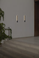 aplique de pared de exterior cuadrado de aluminio y metacrilato negro 4,4 x 4,5 x 60 cm, ambiente