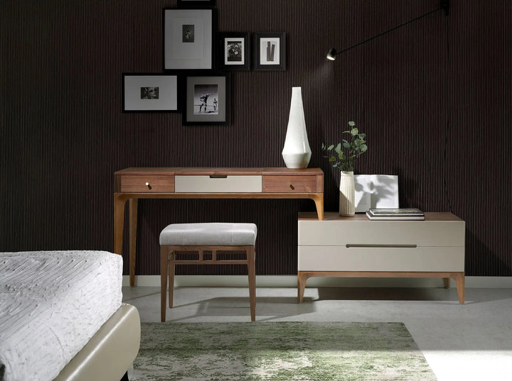 asiento auxiliar cuadrado con base de madera oscura y cojín de tela acolchada gris claro