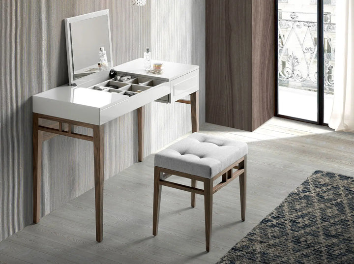 banqueta pequeña cuadrada con asiento tapizado en tela gris y estructura de madera
