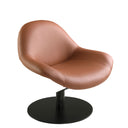 sillón de diseño curvo tapizado en piel marrón con base metálica giratoria en acabado negro mate