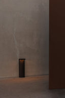 baliza de exterior cuadrada de aluminio gris oscuro, ambiente