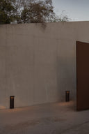 baliza de exterior cuadrada de aluminio gris oscuro, ambiente