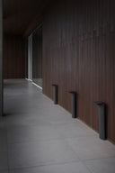 baliza de exterior cuadrada de aluminio gris oscuro, ambiente