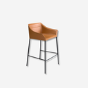 banca alta con asiento tapizado en piel sintética color marron claro y estructura metálica negra delgada