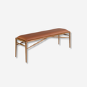 banqueta rectangular en polipiel marrón con estructura de madera al pie de cama