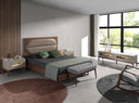 banqueta con cojín tapizado gris y estructura de madera de líneas simples

