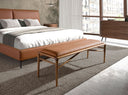 banqueta ideal para dormitorio tapizado en polipiel marron y base de madera
