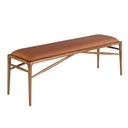 asiento largo estilo moderno en polipiel marrón y base de madera en habitación principal