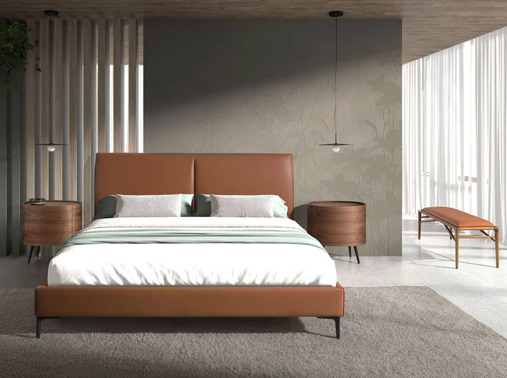 asiento largo estilo moderno en polipiel marrón y base de madera en habitación principal