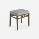 Banqueta tela gris sobre fondo gris de estudio