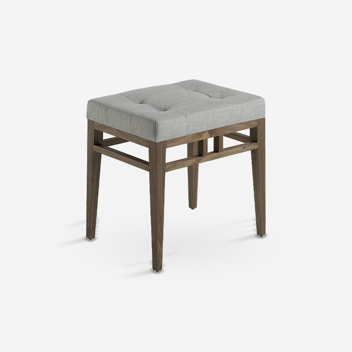 Banqueta tela gris sobre fondo gris de estudio