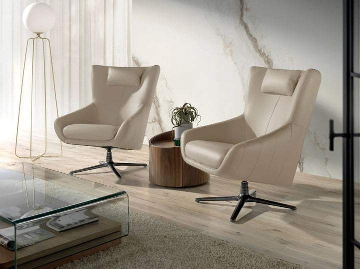 butaca alta tapizada en piel color taupe con respaldo ergonómico y base metálica giratoria