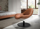 butaca contemporánea giratoria tapizada en piel marrón con asiento ergonómico y base circular negra