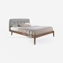 Cama capitoné tela color gris sobre fondo gris de estudio