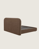Cama Dana sobre fondo gris de estudio (8)