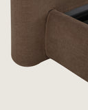 Cama Dana sobre fondo gris de estudio (2)