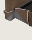 Cama Dana sobre fondo gris de estudio (5)