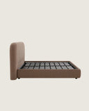 Cama Dana sobre fondo gris de estudio (7)