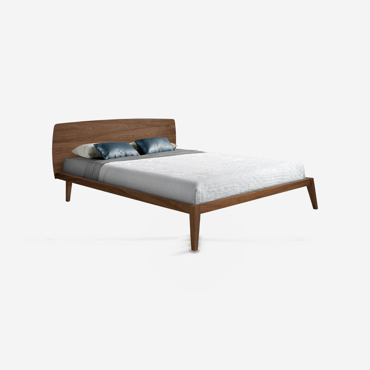 Cama nogal sobre fondo gris de estudio
