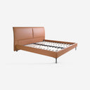 Cama polipiel color marrón sobre fondo gris de estudio