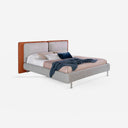 Cama polipiel color marrón y tela color gris sobre fondo gris de estudio