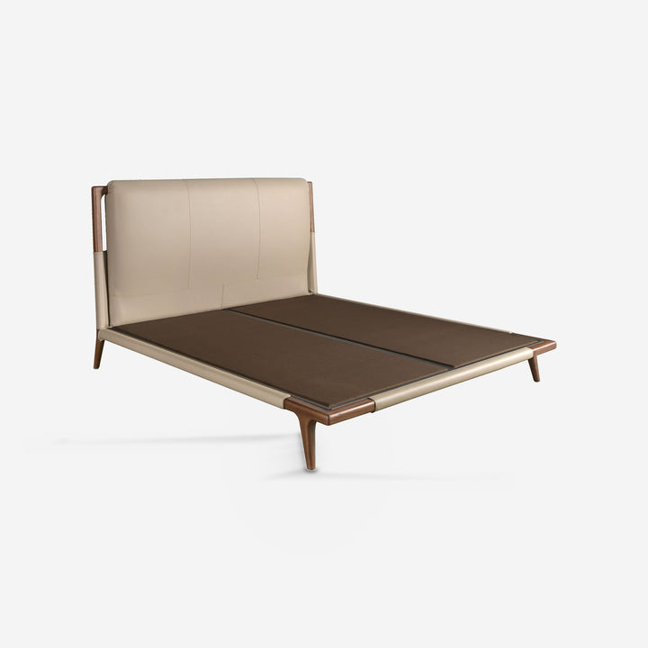 Cama polipiel color visón sobre fondo gris de estudio
