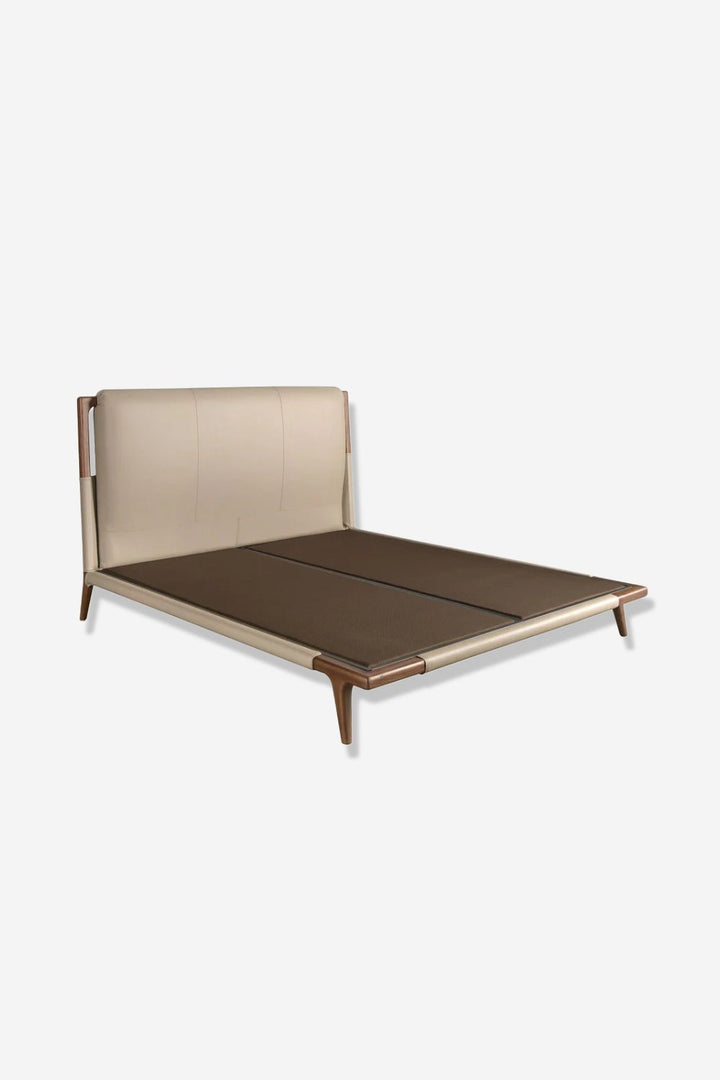 Cama polipiel color visón sobre fondo gris de estudio